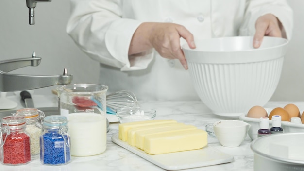 Stap voor stap. Ingrediënten mengen in staande keukenmixer om een drielaagse vanillecake te bakken.