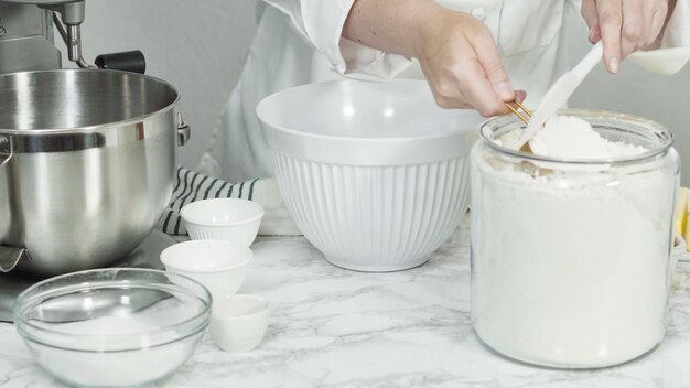 Stap voor stap. Ingrediënten mengen in staande keukenmixer om suikerkoekjes te bakken.