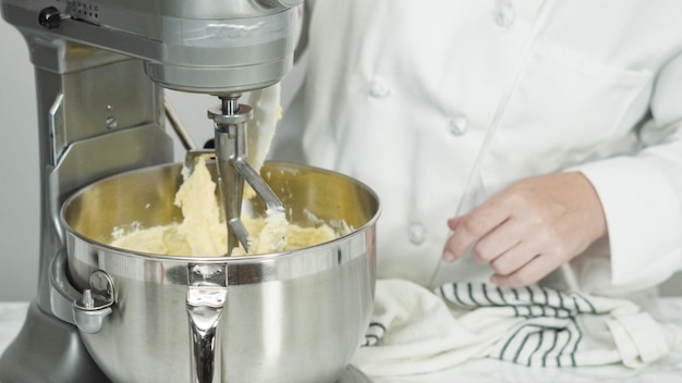 Foto stap voor stap. ingrediënten mengen in staande keukenmixer om suikerkoekjes te bakken.