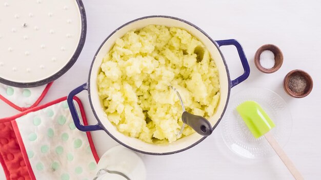 Stap voor stap. Klassieke aardappelpuree bereiden voor het Thanksgiving-diner.