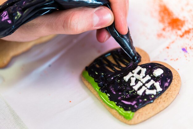 Stap voor stap. Leren hoe je een Halloween-cursus voor het versieren van koekjes maakt en decoreert.