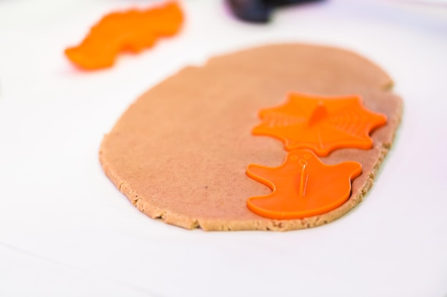 Stap voor stap. Leren hoe je een Halloween-cursus voor het versieren van koekjes maakt en decoreert.