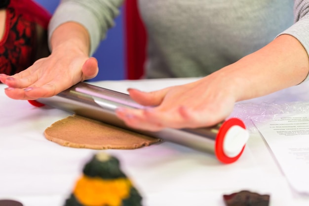 Stap voor stap. Leren hoe je een Halloween-cursus voor het versieren van koekjes maakt en decoreert.