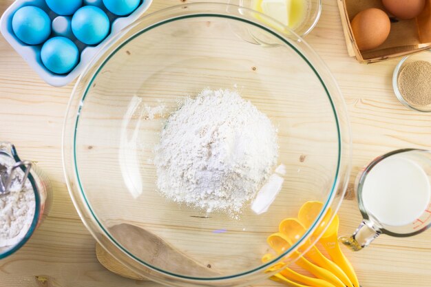 Stap voor stap. Mengdeeg voor huisgemaakt Italiaans paasbrood.