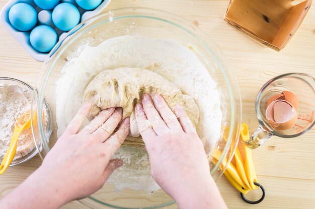 Stap voor stap. Mengdeeg voor huisgemaakt Italiaans paasbrood.