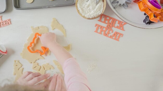 Stap voor stap. Moeder en dochter maken Halloween-suikerkoekjes.