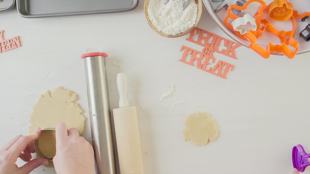 Stap voor stap. Moeder en dochter maken Halloween-suikerkoekjes.