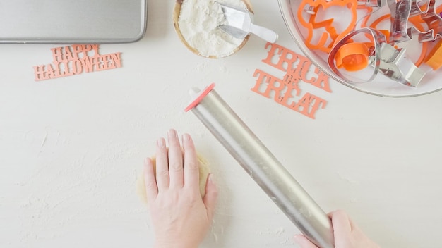 Stap voor stap. Moeder en dochter maken Halloween-suikerkoekjes.