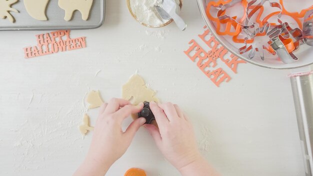 Stap voor stap. Moeder en dochter maken Halloween-suikerkoekjes.