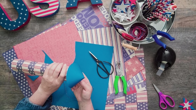 Stap voor stap. Moeder en dochter maken papieren vuurwerk voor de viering van 4 juli.