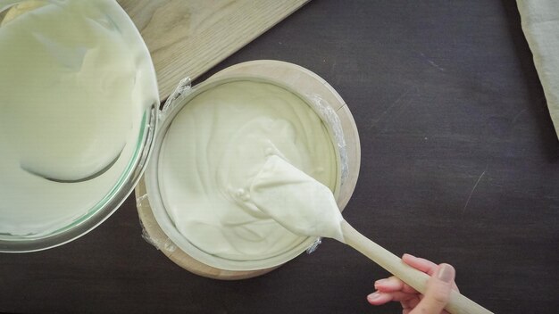 Stap voor stap. Moussecake maken met roze spiegelglazuur en verse bessen.