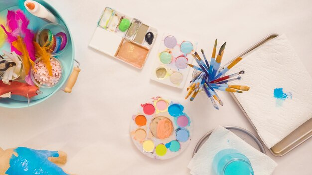 Stap voor stap. Papier mache eenhoorn schilderen met blauwe verf.