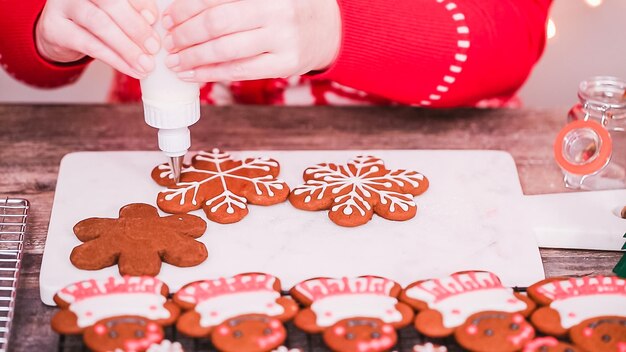 Stap voor stap. Peperkoekkoekjes versieren met royal icing.