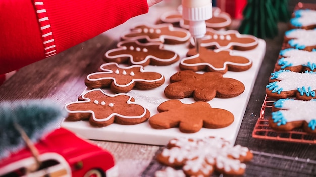 Stap voor stap. Peperkoekkoekjes versieren met royal icing.