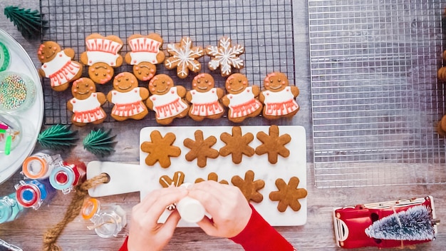 Stap voor stap. Plat leggen. Peperkoekkoekjes decoreren met royal icing.