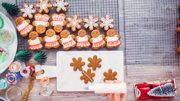 Stap voor stap. Plat leggen. Peperkoekkoekjes versieren met royal icing.