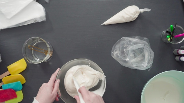 Stap voor stap. Plat leggen. Royal icing in de spuitzak gieten om suikerkoekjes te versieren.