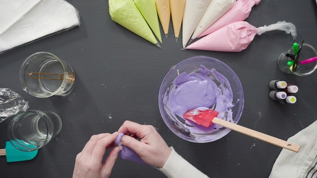 Stap voor stap. Plat leggen. Royal icing in de spuitzak gieten om suikerkoekjes te versieren.