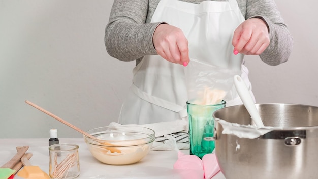 Stap voor stap. Plat leggen. Royal icing mengen om paassuikerkoekjes te versieren.