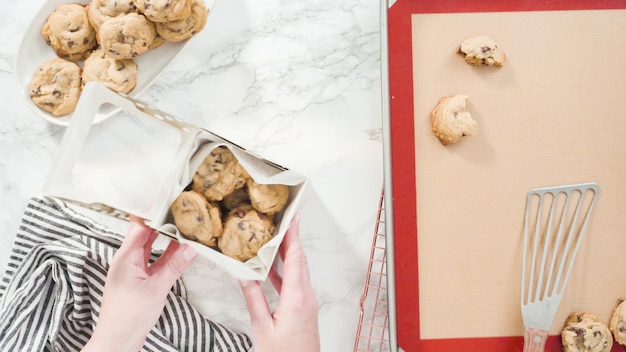 Stap voor stap. Plat leggen. Zelfgemaakte chocoladekoekjes verpakken in een kleine geschenkdoos.