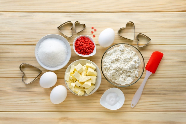 Stap voor stap recept voor het maken van koekjes voor Valentijnsdag. Bakken van ingrediënten en keukengerei