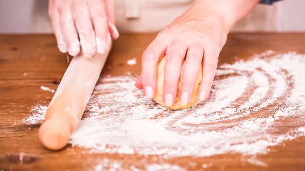 Stap voor stap. Rollend deeg voor zelfgemaakte empanadas.