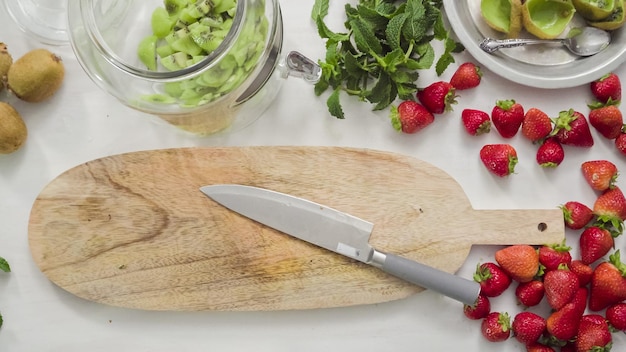 Stap voor stap. Snijden van vers biologisch fruit voor geïnfuseerd water.