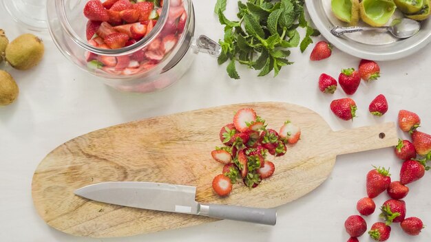 Stap voor stap. Snijden van vers biologisch fruit voor geïnfuseerd water.