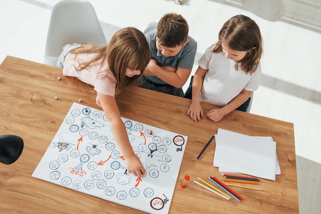 Stap voor stap spel Kinderen hebben overdag samen plezier in de huiskamer