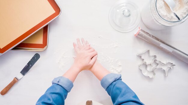 Stap voor stap. suikerkoekdeeg uitrollen om eenhoornkoekjes te maken.