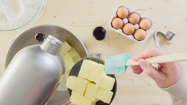 Stap voor stap. Suikerkoekjesdeeg voorbereiden op het bakseizoen voor de feestdagen.