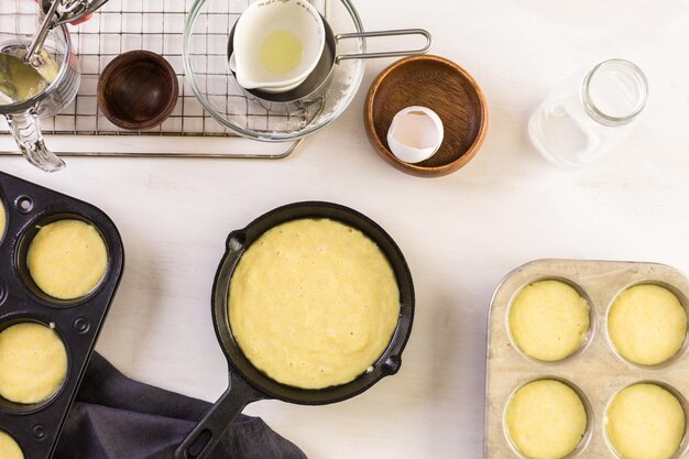 Stap voor stap. Traditioneel zoet maisbrood bereiden van biologische ingrediënten.