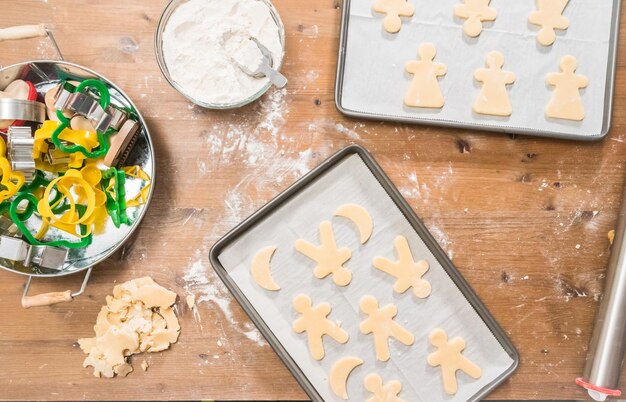 Stap voor stap. Vakantieseizoen bakken. Suikerkoekjes bakken voor Kerstmis.