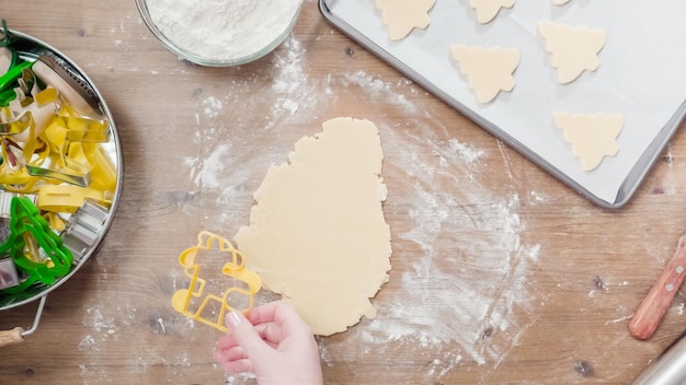 Stap voor stap. Vakantieseizoen bakken. Suikerkoekjes bakken voor Kerstmis.