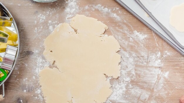 Stap voor stap. Vakantieseizoen bakken. Suikerkoekjes bakken voor Kerstmis.