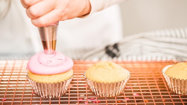 Stap voor stap. Vanille cupcakes met eenhoorn thema decoreren met regenboog botercrème glazuur.