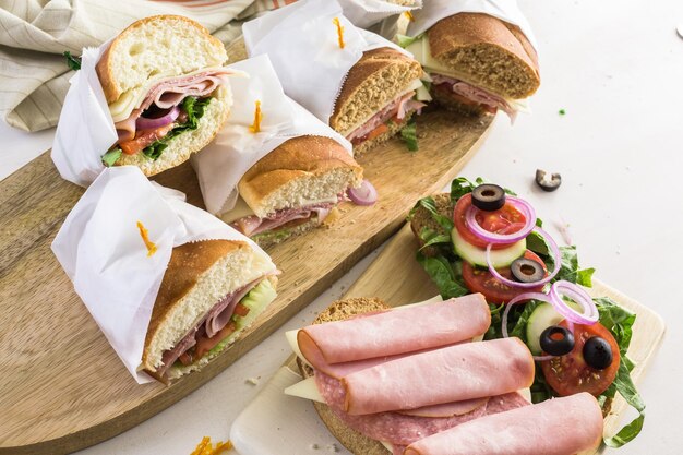 Stap voor stap. Verse subsandwich op witte en tarwehoagies.