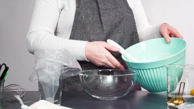 Stap voor stap. Voedselkleuring mengen met de royal icing om suikerkoekjes te versieren.