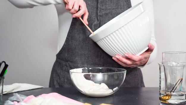 Stap voor stap. Voedselkleuring mengen met de royal icing om suikerkoekjes te versieren.