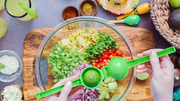 Stap voor stap. Voorbereiding van traditionele Mexicaanse straat veldsla.