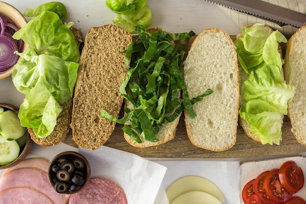 Stap voor stap. Voorbereiding van verse sub sandwich op wit en tarwe hoagies.