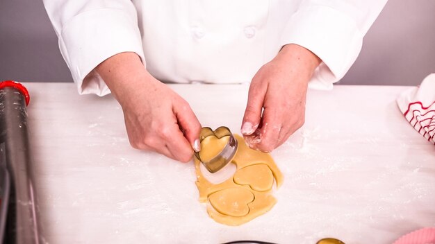 Stap voor stap. Vormen uitsnijden uit suikerkoekdeeg met uitsteekvormpjes.