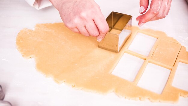 Stap voor stap. Vormen uitsnijden uit suikerkoekdeeg met uitsteekvormpjes.