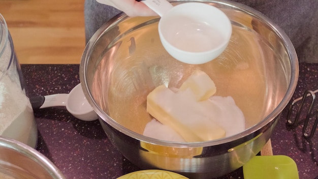 Stap voor stap. Vrouw zelfgemaakt bananenbrood bakken.