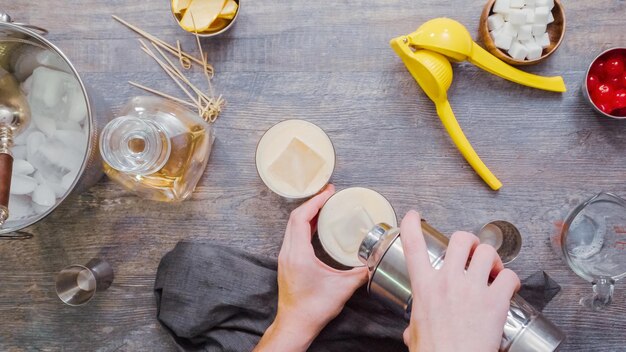 Stap voor stap. Whisky zure cocktail voorbereiden in de thuisbar.