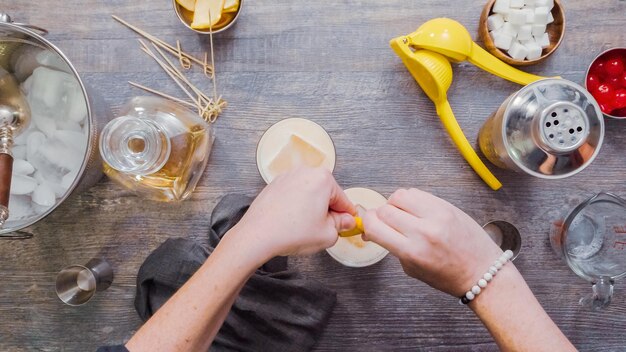 Stap voor stap. Whisky zure cocktail voorbereiden in de thuisbar.