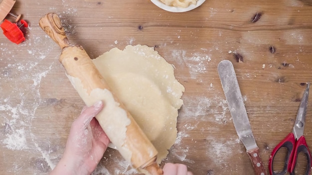 Stap voor stap. Zelf taartbodem maken om pompoentaart te bakken.