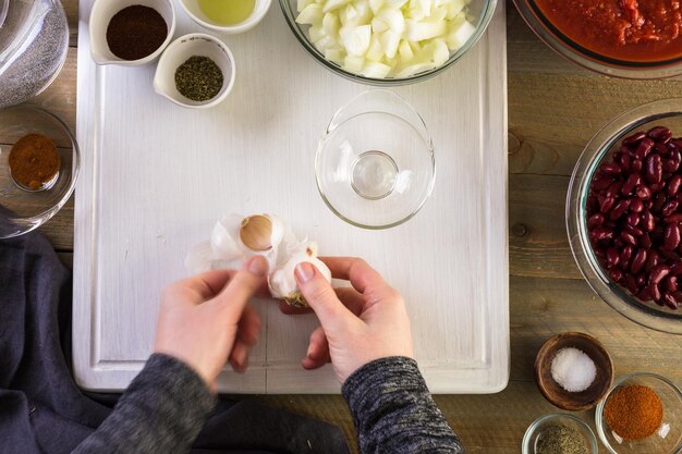 Stap voor stap. Zelfgemaakte kalkoen chili koken voor het avondeten.