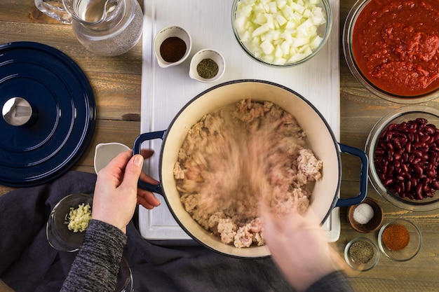 Stap voor stap. Zelfgemaakte kalkoen chili koken voor het avondeten.