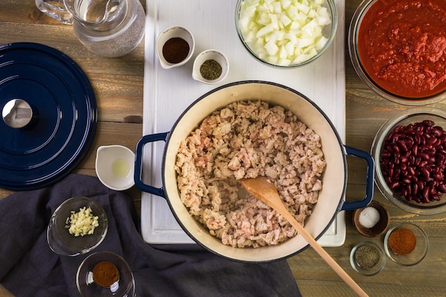 Stap voor stap. Zelfgemaakte kalkoen chili koken voor het avondeten.